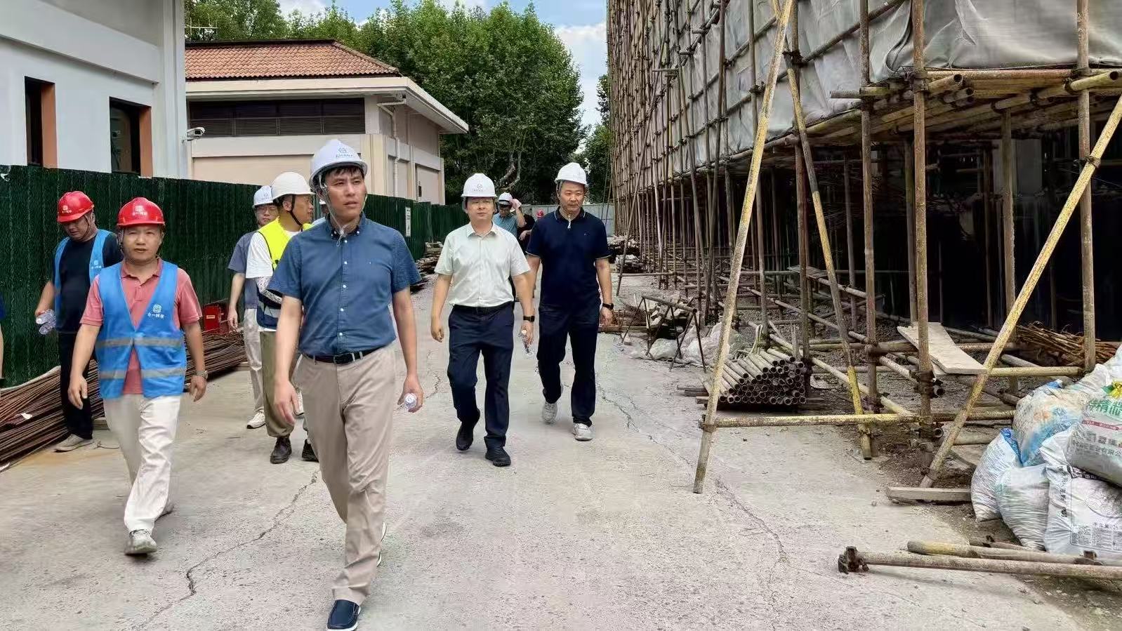 封面-孟校长工地视察.jpg