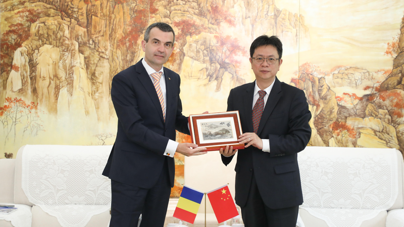 罗马尼亚驻沪代总领事奥维迪乌·西米纳一行访问上海外国语大学
