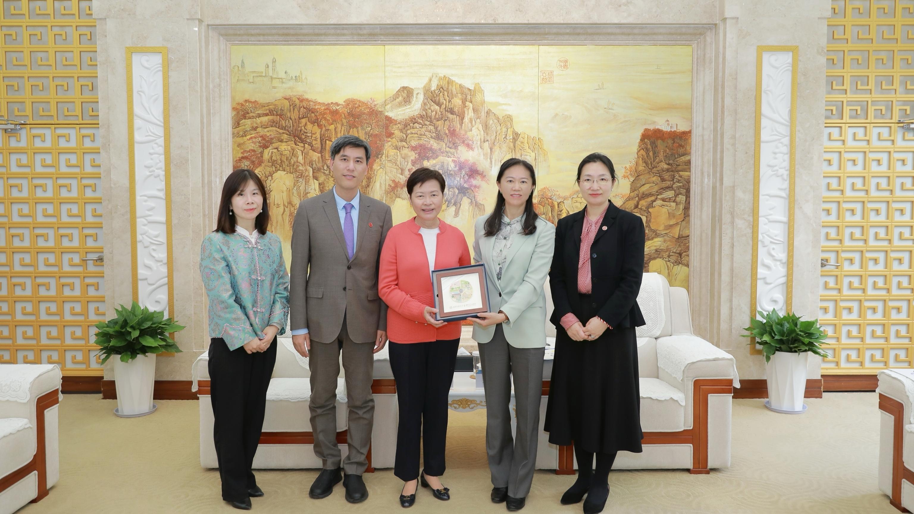 林郑月娥女士访问上海外国语大学