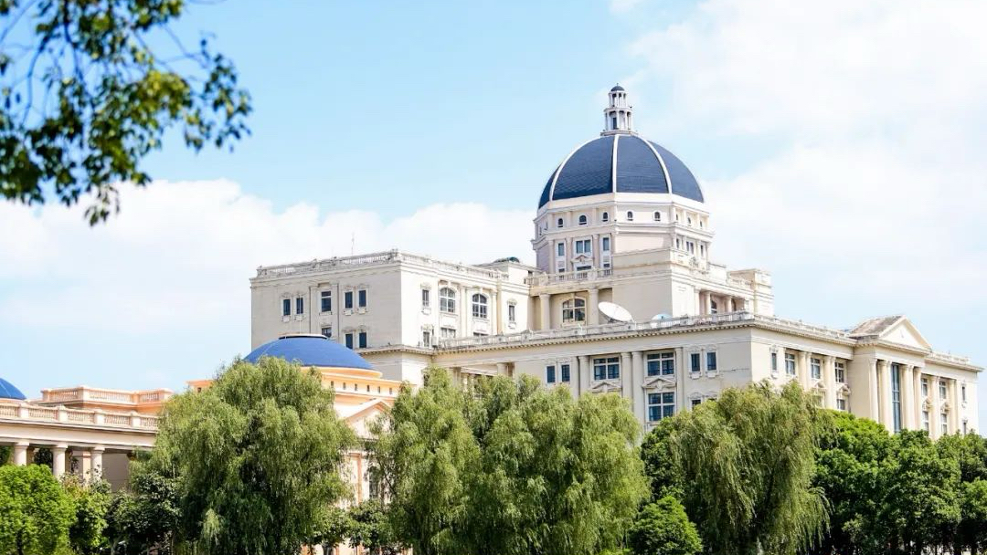 上外举办2025年本科招生工作总结会暨招生咨询委员会会议