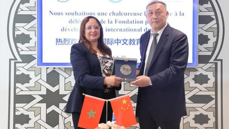 中摩双方互换礼物.jpg