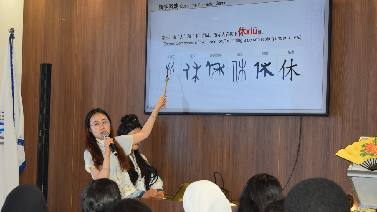 0427摩洛哥哈桑二世大学孔子学院亮相拉巴特国际书展书法介绍专题1.jpg