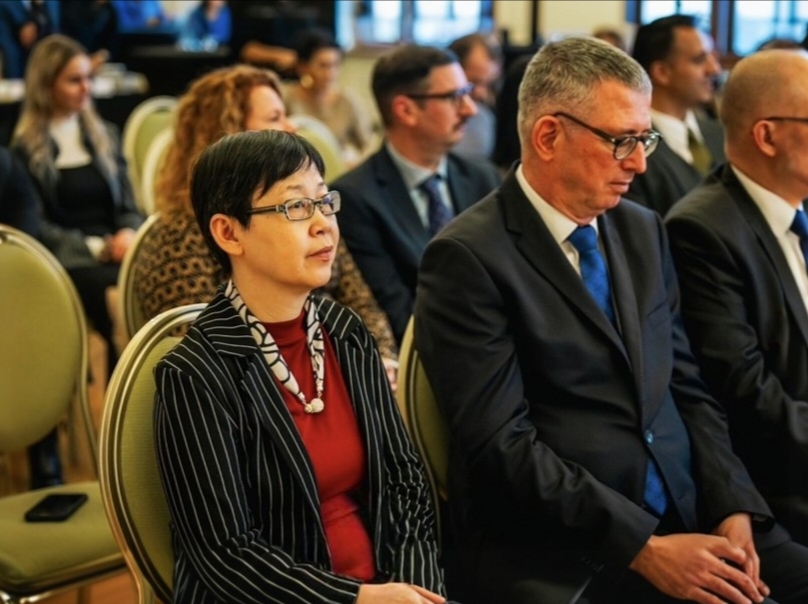 2.20251203赛大与比亚迪签约 中方院长陶茜和外方院长佩特%U2022扎卡尔受邀出席.jpg