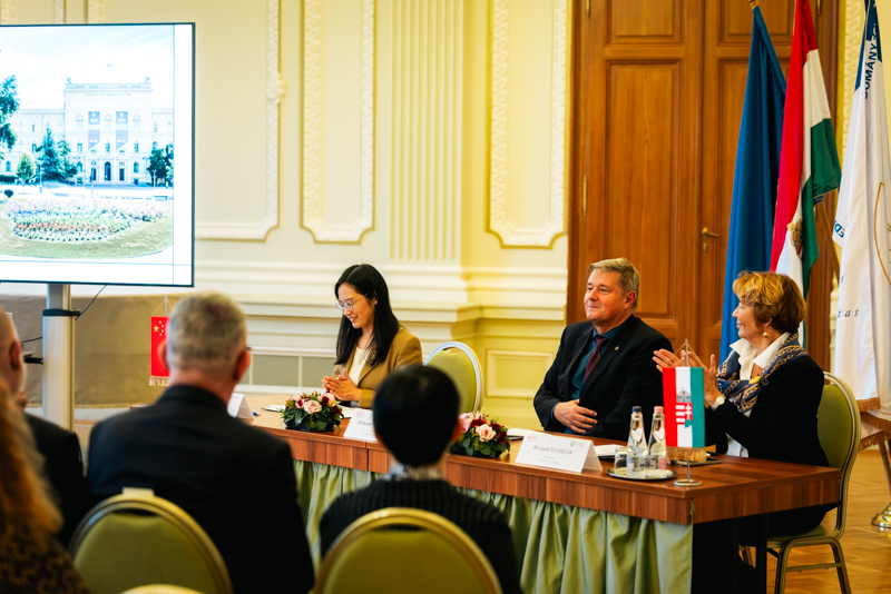 4.20251203赛大与比亚迪签约 现场照片.jpg