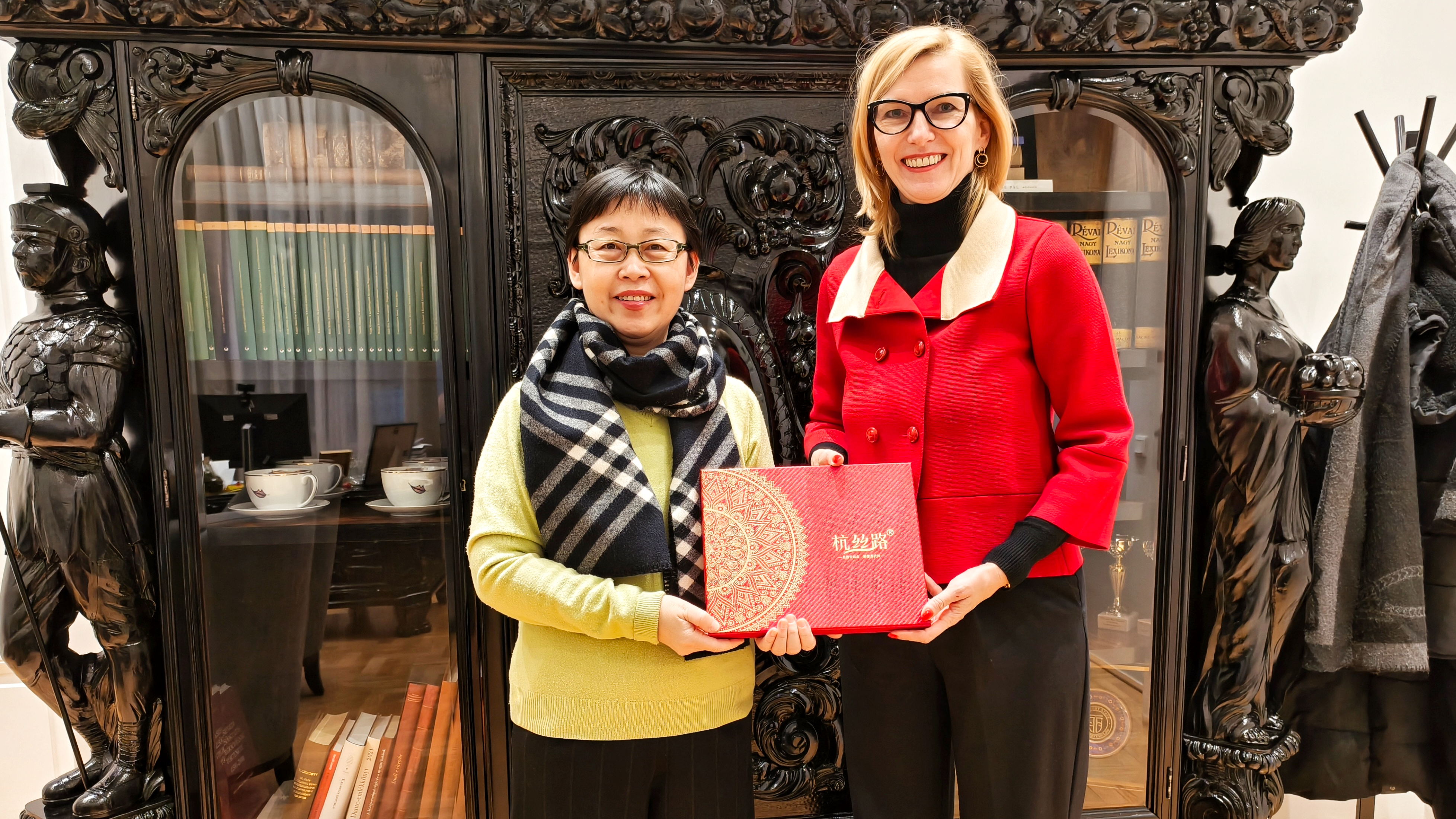 2.20251209 赛格德大学孔子学院中方院长陶茜转交礼物.jpg