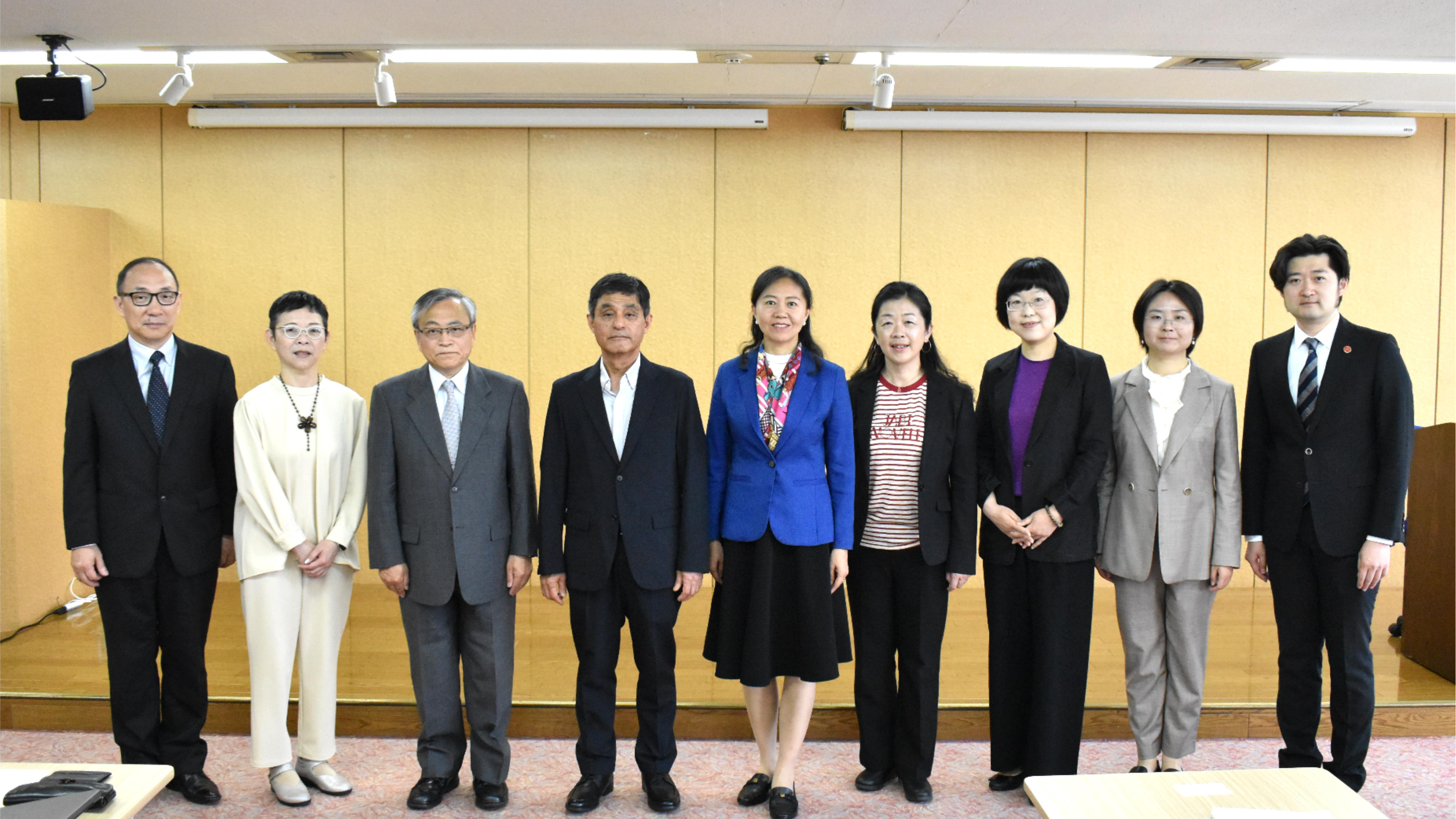 2.尹冬梅主席一行与大阪产业大学法人理事长会谈结束后合影.JPG