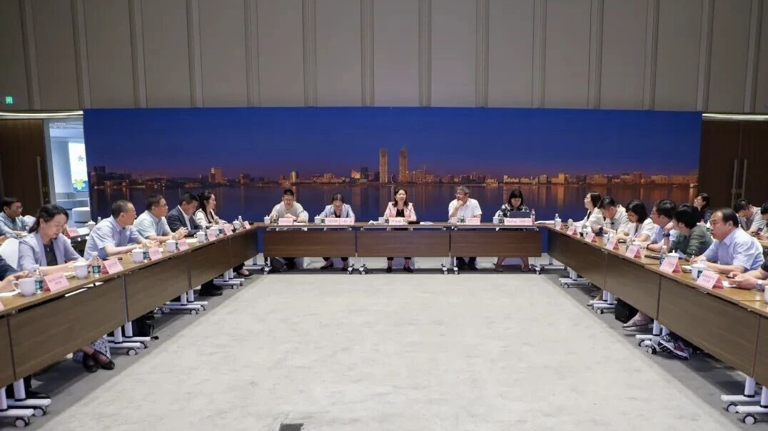 上海外国语大学赴临港新片区调研并召开党组织书记例会