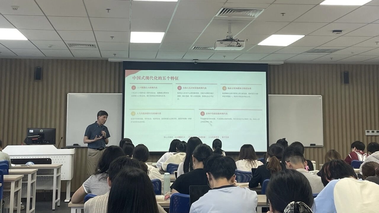 拓宽全球视野 勇担时代使命：校长孟钟捷为上外学子讲授专题思政课