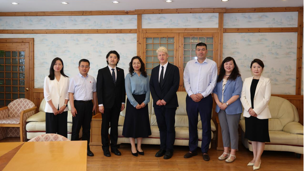 英国高成就学子计划（HAP）主席乔·约翰逊一行访问上海外国语大学