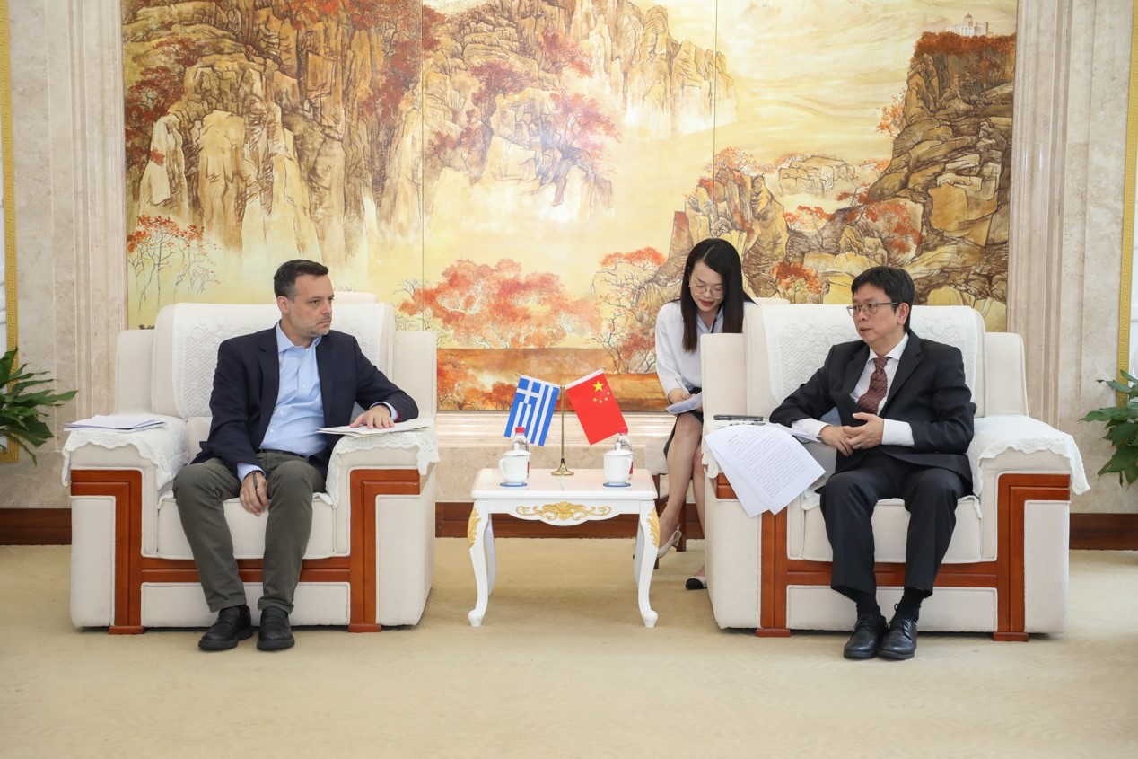希腊雅典市市长一行访问上海外国语大学